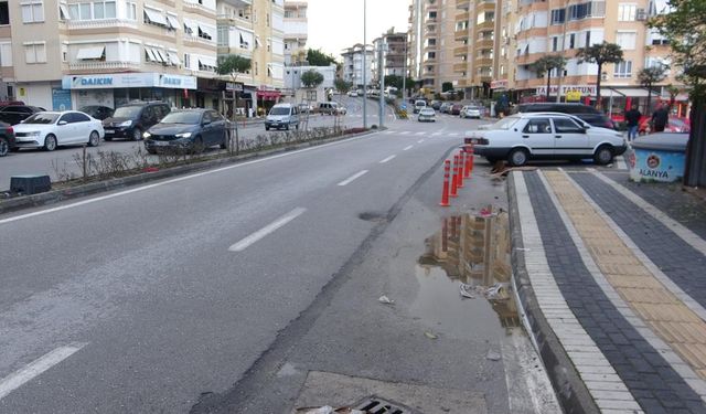 Antalya'da kontrolden çıkan motosiklet direğe çarptı