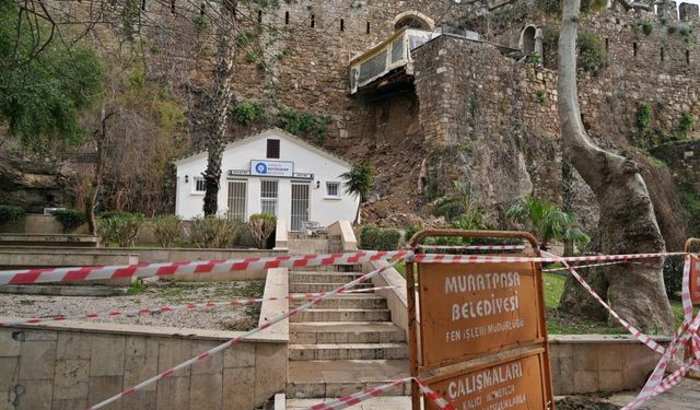 Antalya'daki felaket, tarihi surları da yıktı