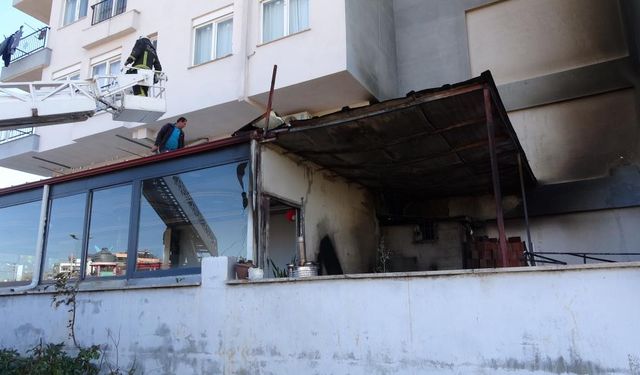 Antalya’da pastane deposu alev alev yandı