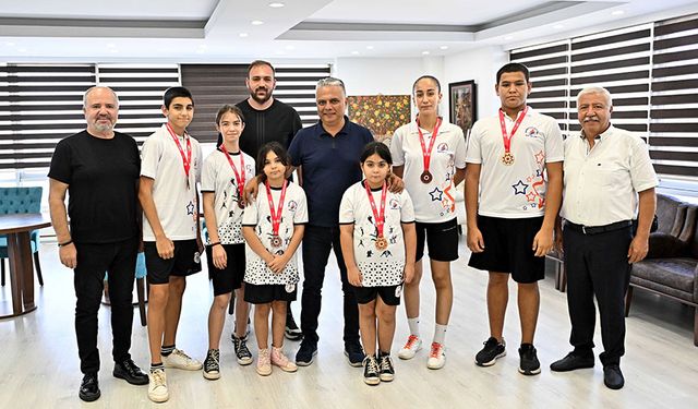 Şampiyonlardan Başkan Uysal'a ziyaret