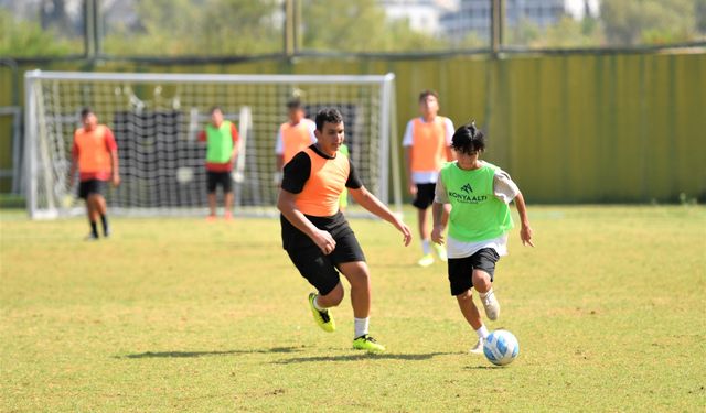 Konyaaltı’nda çocuklar spor yaparak hayatı öğreniyor