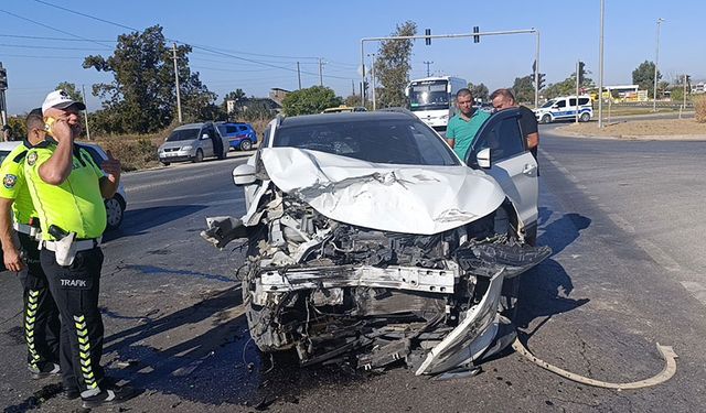 Arızalanan trafik ışıkları araçları birbirine kattı : 5'i çocuk 9 yaralı