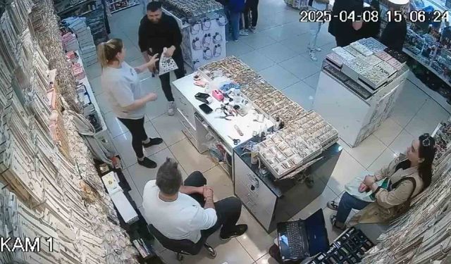 Bir poşet dolusu altını, sahiplerine teslim etti