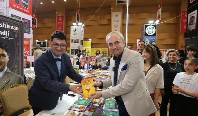 Başkan Kocagöz kitap fuarında