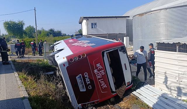 Antalya’da tur midibüsü devrildi: 19 yaralı