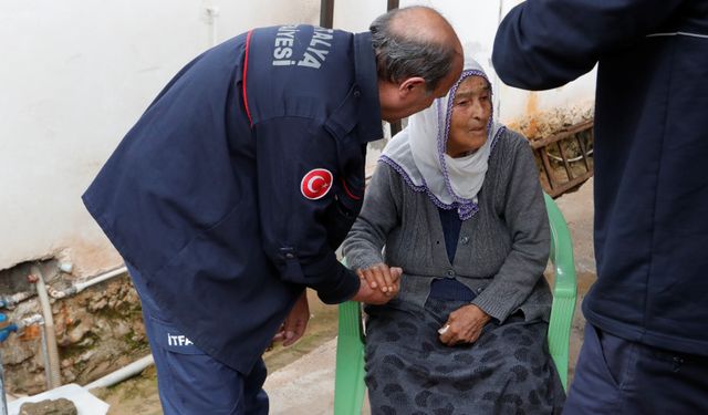 Yaşlı kadını itfaiye teselli etti