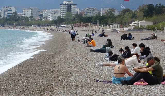 Bayram tatilinin son gününde Konyaaltı Sahili'ne akın ettiler