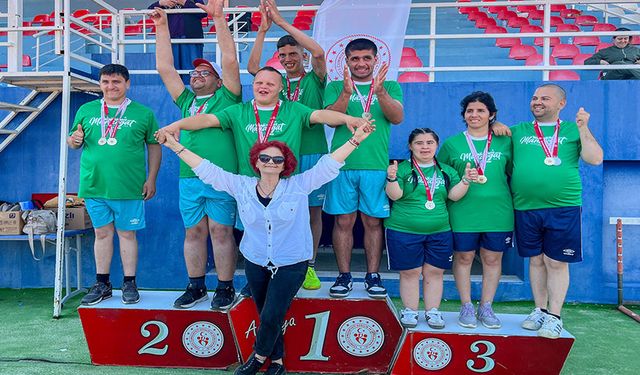 Özel sporcular madalyaları topladı