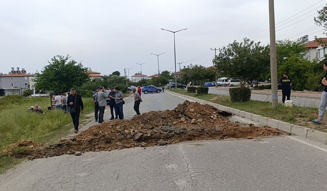 Arazi sahipleri turizm yolunu kazıp araç trafiğine kapattı