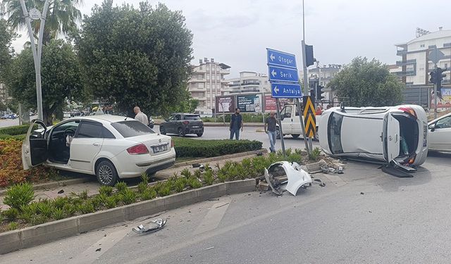 Kavşakta araçlar çarpıştı