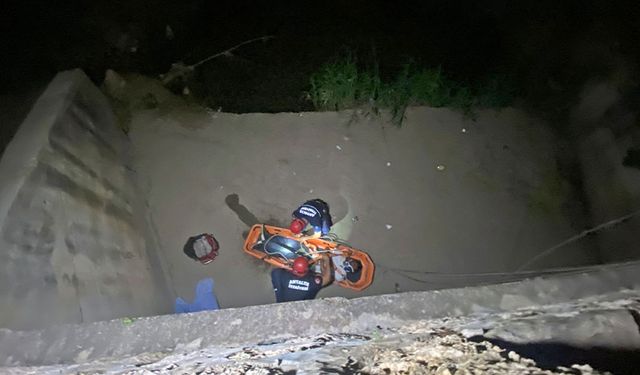 Köprüden beton zemine düştü