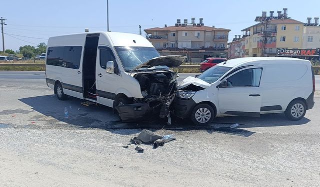 Tur aracı ile hafif ticari araç çarpıştı: 6 yaralı