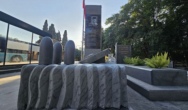Yüzbaşı Aker'e anıt mezar