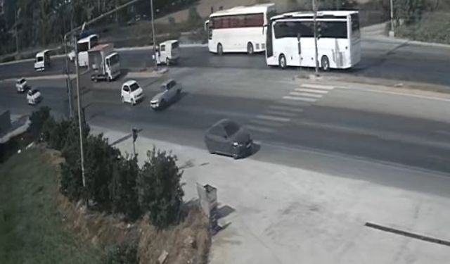 Manavgat’ta Otomobilin U Dönüşü Sonrası Kaza Anı Kamerada