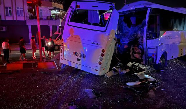 Antalya'da Yoğun Trafikte Midibüs Kazası: 6 Yaralı