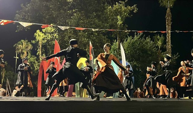 Kemer’de Gürcü Dans Topluluğu Gösterisi İzleyenleri Büyüledi