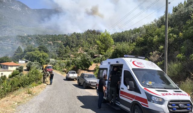 Antalya'da Yangın Alarmı: Yerleşim Yerleri Tehdit Altında, Evler Tahliye Edildi