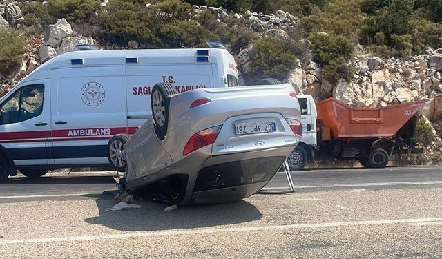 Çöp Kamyonuna Çarpan Araç Takla Attı: 3 Yaralı
