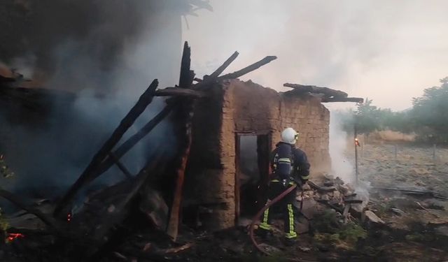 Korkuteli'nde Ev Yangını: Bir Ev Kullanılamaz Hale Geldi