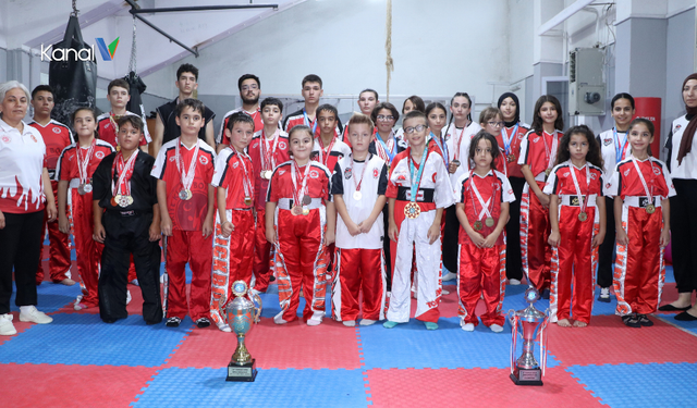 Madalya Kazanan Kick Boks Sporcularına Davul Zurnalı Karşılama