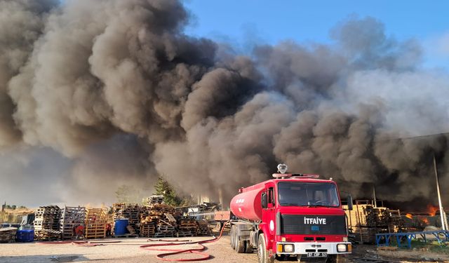 Serik'te Soğuk Hava Deposu ve İmalathanede Yangın