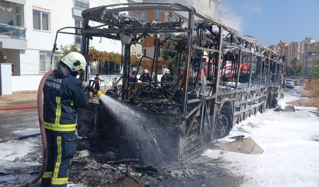 Park Halindeki Halk Otobüsü Kül Oldu