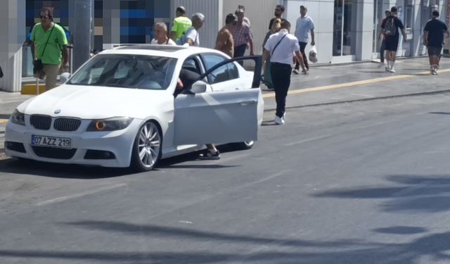 Kırmızı Işıkta Saldırı Dehşeti: Otomobil Sürücüsü Yaralandı