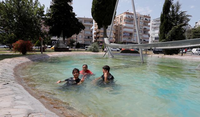Antalya'da Sıcaktan Bunalan Çocuklar Süs Havuzlarında Serinledi