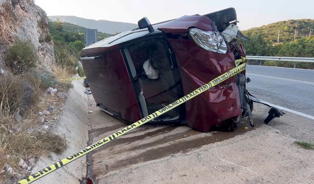 Ticari Araç Şarampole Devrildi: 6 Yaralı