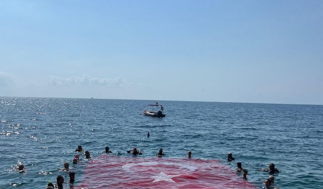 Konyaaltı'nda Zafer Bayramı'na Deniz Altı Kutlaması