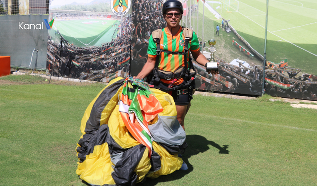 Paraşütle İniş Yapıp Kupasını Alanyaspor'a Hediye Etti