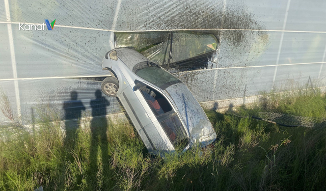 Otomobil Muz Serasına Girdi: Sürücü Yaralandı