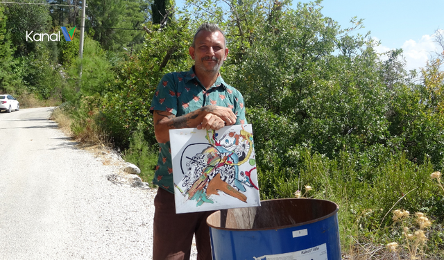 Çöpe Attığı Resimlerle Dünyaya Mesaj Veriyor