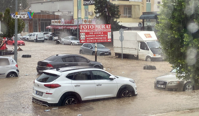 Antalya’da Sağanak: Yollar Göle Döndü, Araçlar Mahsur Kaldı