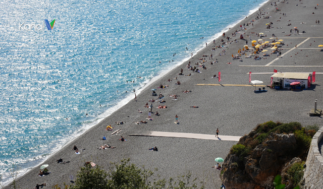 Antalya’da Yazdan Kalma Günler: Turistler Sahilleri Doldurdu