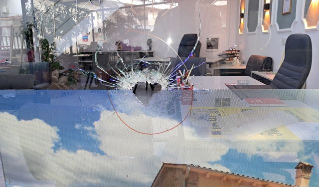 Serik’te Gayrimenkul Ofisinde Silahlı Kavga