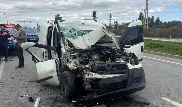 Ticari Aracın Çarptığı Midibüs Devrildi, 7 Kişi Yaralandı