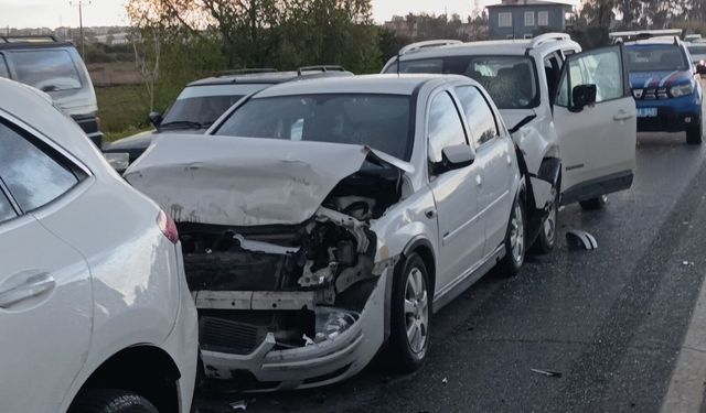 Kırmızı Işıkta Bekleyen Araçlara Çarpan Sürücü: 4 Yaralı