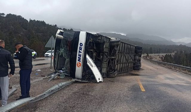 Konya-Antalya Yolunda Yolcu Otobüsü Devrildi: 15 Yaralı