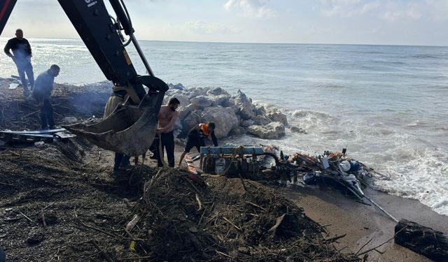 Kıyıya Yanaşmak İsteyen Tekne Kayalıklara Çarpıp Parçalandı