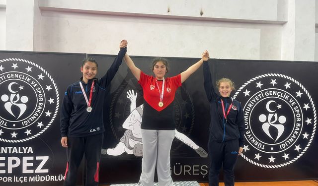 Serbest Güreşte kadınlardan 3 Madalya