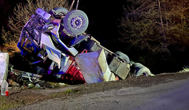 Kamyon Şarampole Devrildi: 1 Ölü, 1 Yaralı