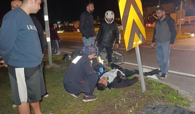 Otomobil İle Çarpışan Motosikletli Acı İçinde Yerde Kaldı