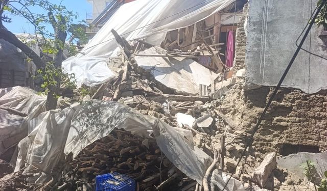 Antalya'da 2 Katlı Kerpiç Ev Çöktü