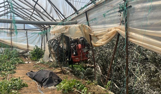 Traktör Yol Kenarındaki Seraya Devrildi: 1 Ölü