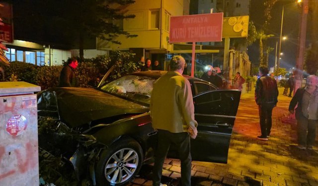 Kontrolden Çıkan Lüks Otomobil Duvara Çarptı: 1 Ölü