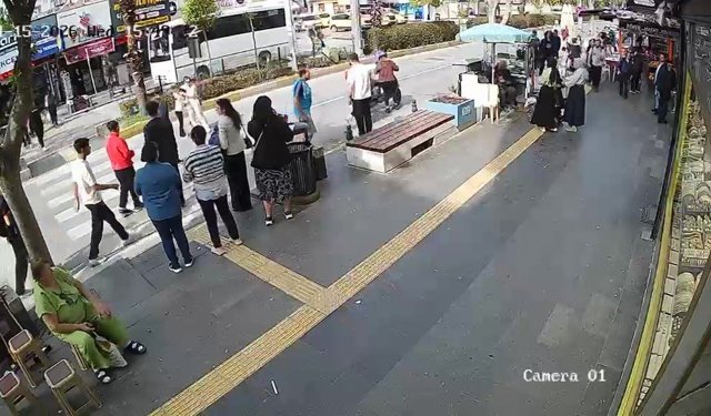 Motosikletli Yayalara Çarpıp Kaçtı