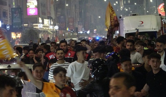 Derbi Galibiyetini Kutlayan Taraftar Bıçakla Yaralandı