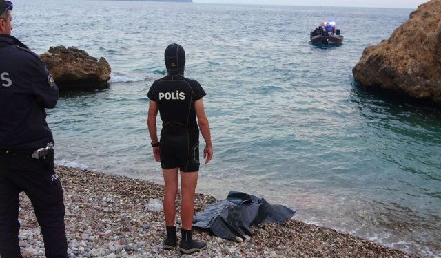 Mont Ve Ayakkabısını Çıkarıp Denize Giren Genç Boğuldu