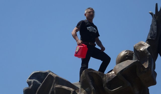 Anıtın Tepesinde Kulaklık Takıp Dans Etti